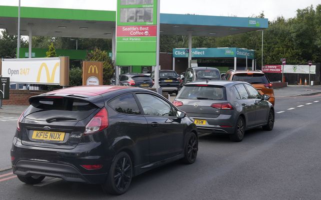 Conductores hacen cola en una estación de servicio en Londres. El personal militar británico comenzó a entregar combustible a las estaciones de servicio después de que una escasez de conductores de camiones interrumpiera los suministros durante más de una semana.
