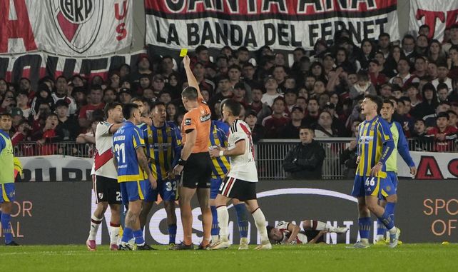 Emanuel Coronel recibe la segunda amarilla y de inmediato la roja. Central pierde al lateral derecho.