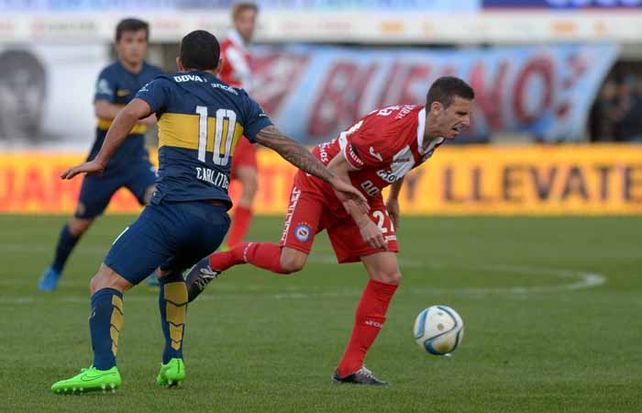 Tevez acaba de golpeara Ezequiel Ham y lo lesiona gravemente. (Foto: NA)