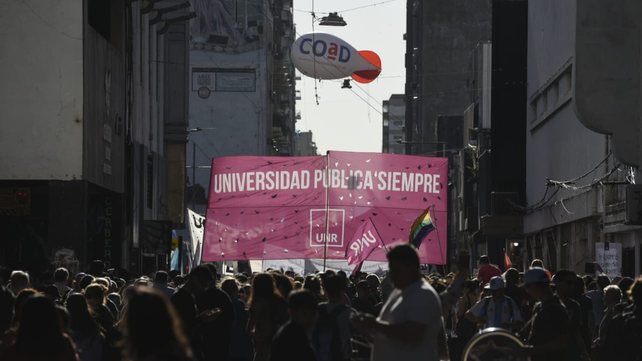 La marcha universitaria en defensa de la educación pública ya se desarrolla por las calles del centro.