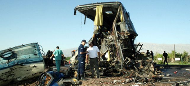 San Juan: son nueve los muertos por un choque entre un micro y un cami&oacute;n