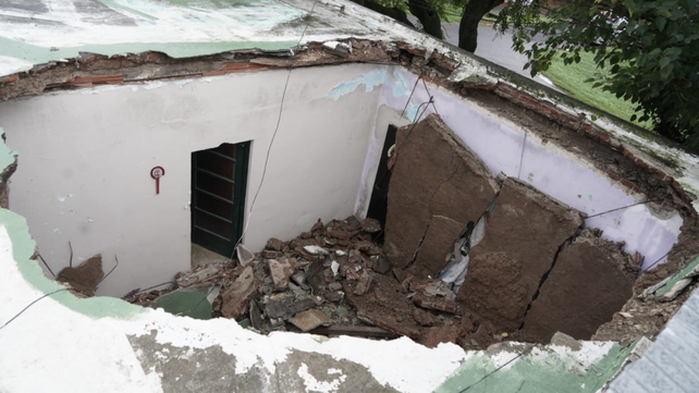 Daños totales en la vivienda por el derrumbe de un techo. Fue este martes a la madrugada en zona sur.