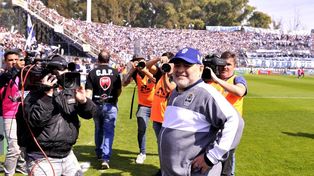 Racing le amargó el debut a Maradona en Gimnasia