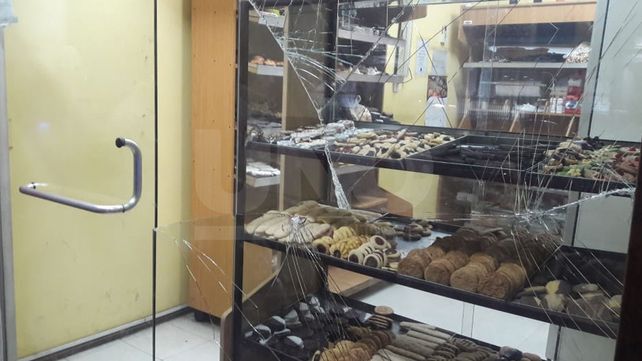 Vandalizaron y robaron una panadería en pleno Bulevar