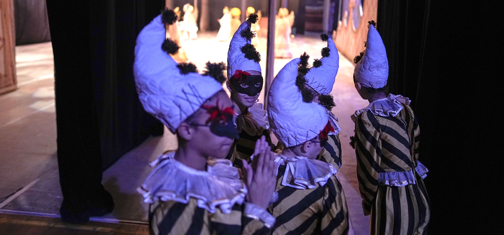 Bailarines esperan durante el ensayo de la presentación anual del Cascanueces en el Teatro Teresa Carreño de Caracas, Venezuela, el miércoles 7 de diciembre de 2022. (Foto AP/Ariana Cubillos)