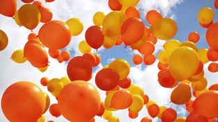 Realizan una suelta de globos en lucha contra el cáncer infantil