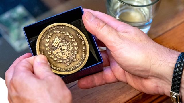 El Círculo Numismático confeccionó 150 medallas para celebrar el Tricentenario de Rosario y Lionel Messi recibió una este lunes. 