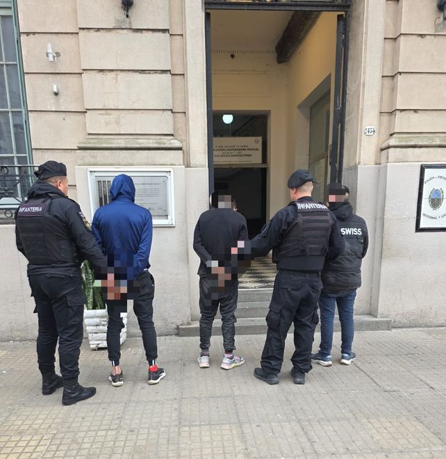 Llevaban un carro de supermercado con bolsas de cemento y una puerta: recuperaron materiales robados a la escuela Nueva Esperanza