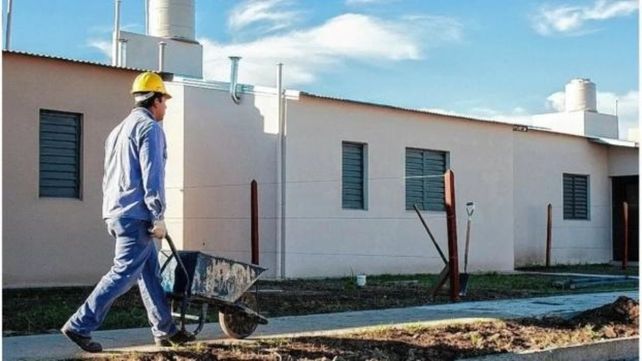 En Santa Fe hay varios planes de viviendas en ascuas ante la paralización de la obra pública dispuesta por el gobierno nacional. 