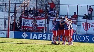 Atlético Paraná festejó ante su gente y sueña con la consagración.