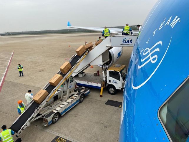 Llegó el primer vuelo de Aerolíneas de la operación que traerá un millón de vacunas desde China
