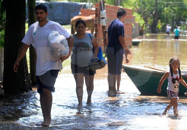 Durante el fin de semana varias familias se evacuaron en la Vuelta del paraguayo. Fotos: José Busiemi