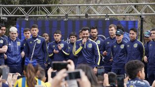 Tevez llevó al plantel de Central a la ciudad deportiva para que compartan un momento con los chicos.