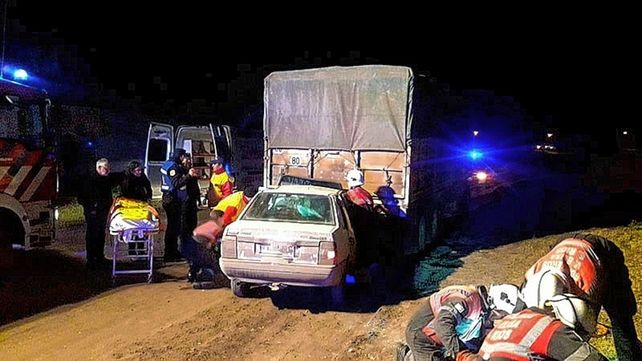 Villa Elisa: conductor chocó su auto contra un acoplado estacionado
