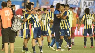 Todo Central festeja en Sarandí una vez que Merlos pitó y llegó el final de Talleres-Independiente. A la noche celebró más.