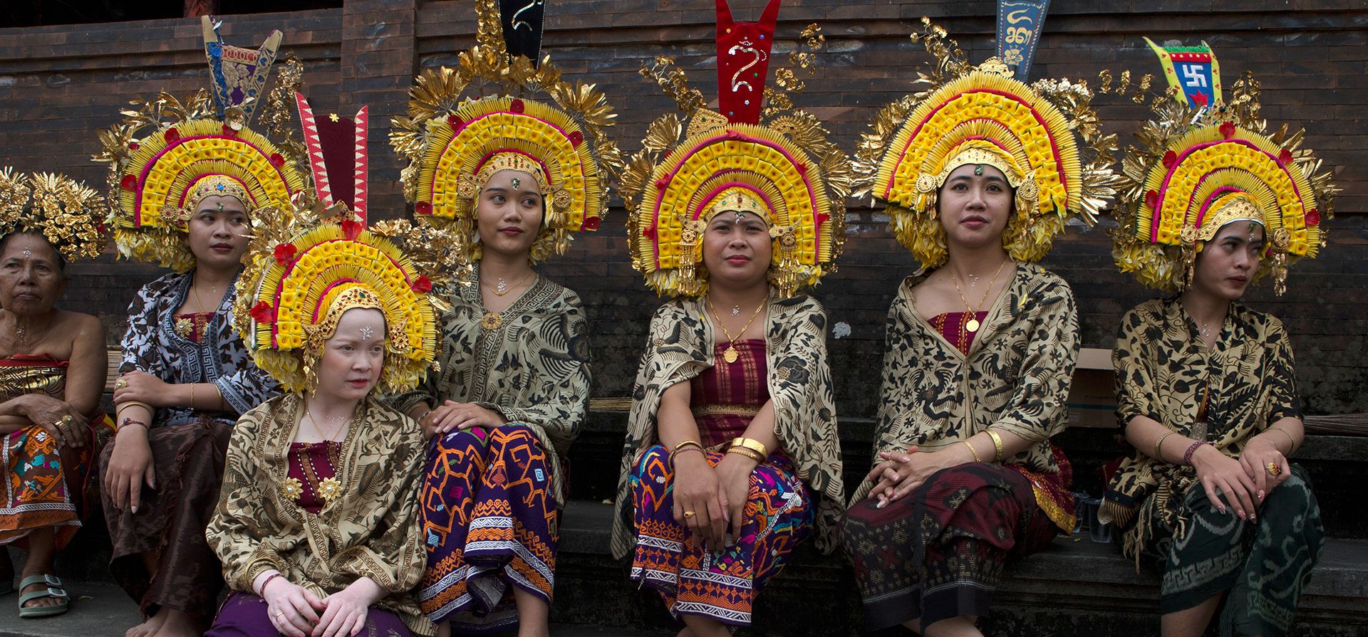 Mujeres con vestimenta tradicional se reúnen durante un ritual hindú balinés llamado Usaba Kasa, una ceremonia para expresar gratitud a Dios por una cosecha abundante y la seguridad de su aldea, en Karangasem, Bali, Indonesia, el miércoles 1 de julio de 2026. (Foto AP/Firdia Lisnawati) Mujeres con vestimenta tradicional se reúnen durante un ritual hindú balinés llamado Usaba Kasa, una ceremonia para expresar gratitud a Dios por una cosecha abundante y la seguridad de su aldea, en Karangasem, Bali, Indonesia, el miércoles 1 de julio de 2026. (Foto AP/Firdia Lisnawati)