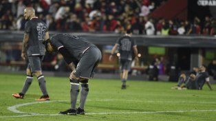Desazón. Víctor Cuesta se arrodilla de impotencia. Newell’s no pudo doblegar a Banfield y cayó de local por 2 a 1 en el Coloso. Fue la primera caída del ciclo Fabbiani en el Parque. &nbsp;
