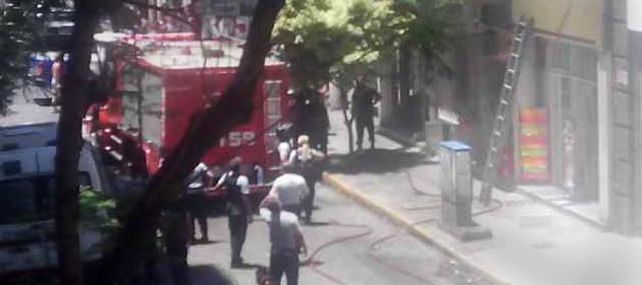 Rosario: vecinos atrapados en un edificio donde se desató un incendio en el hall