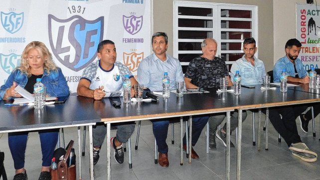 Leonidas Bonaveri encabezó la presentación de la final del Torneo Clausura Alberto Garau.