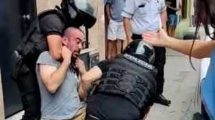 El momento en el que el repartidor es reducido por los dos policías.