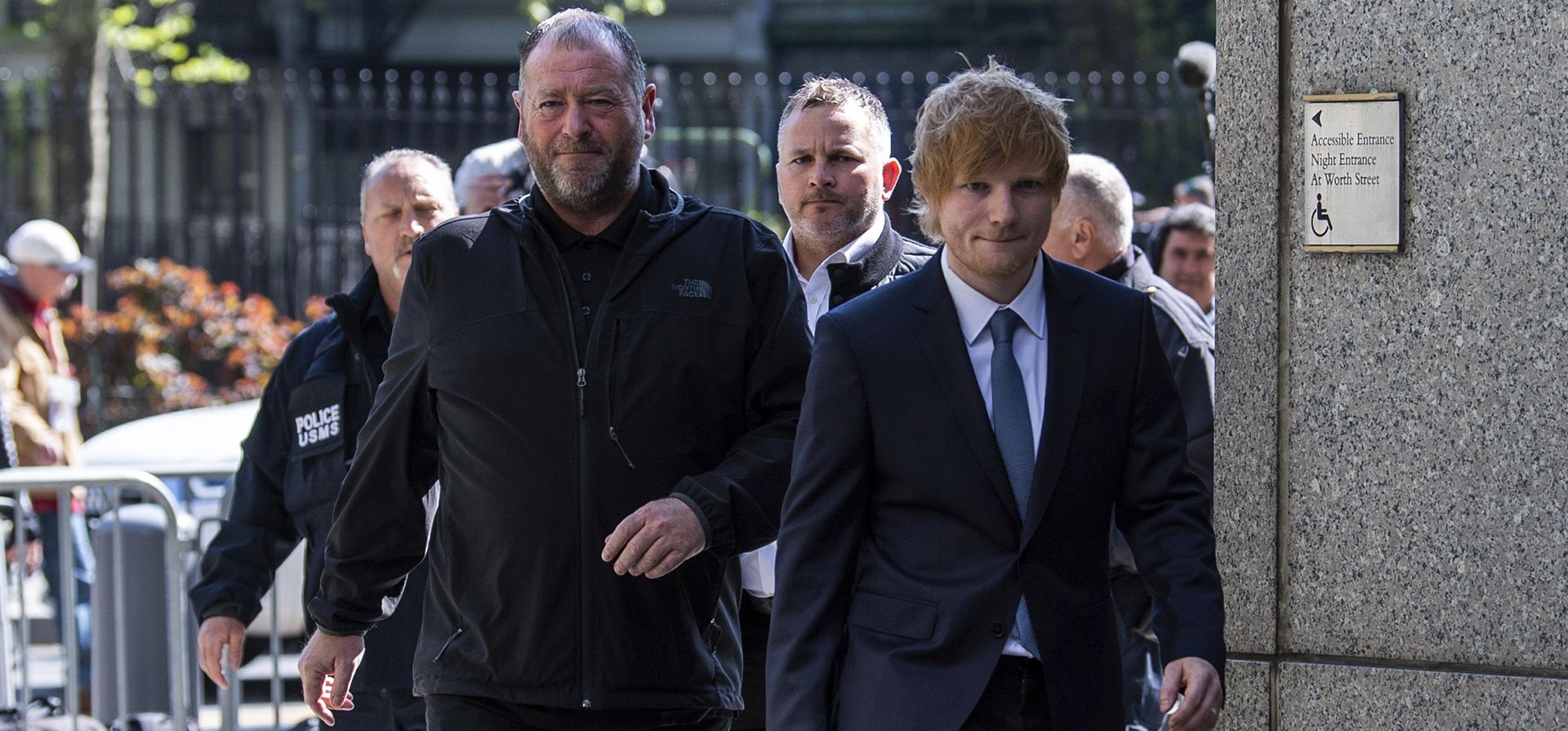 Ed Sheeran ingresa a la corte federal de Manhattan el martes 25 de abril de 2023 en Nueva York. Los herederos de Ed Townsend, coguionista de Marvin Gaye del clásico soul de 1973, demandaron a Sheeran, alegando que la exitosa canción de la estrella del pop inglés de 2014 tiene "sorprendentes similitudes" con "Let