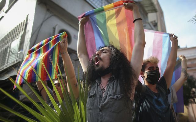 Manifestantes corean consignas en el centro de Estambul. La policía utilizó gas lacrimógeno para dispersar a la multitud y detuvo a algunas decenas de manifestantes LGTBI mientras cientos desafiaban la prohibición de organizar un evento de orgullo gay.&nbsp;