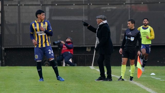 Russo le da indicaciones al pibe Giménez, en el triunfo de Central ante Riestra. El DT apoyó siempre a las inferiores.