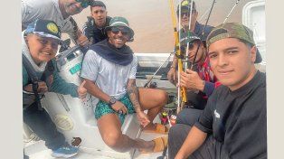 Carlos Tevez disfrutó de una jornada de pesca en Villa Urquiza.
