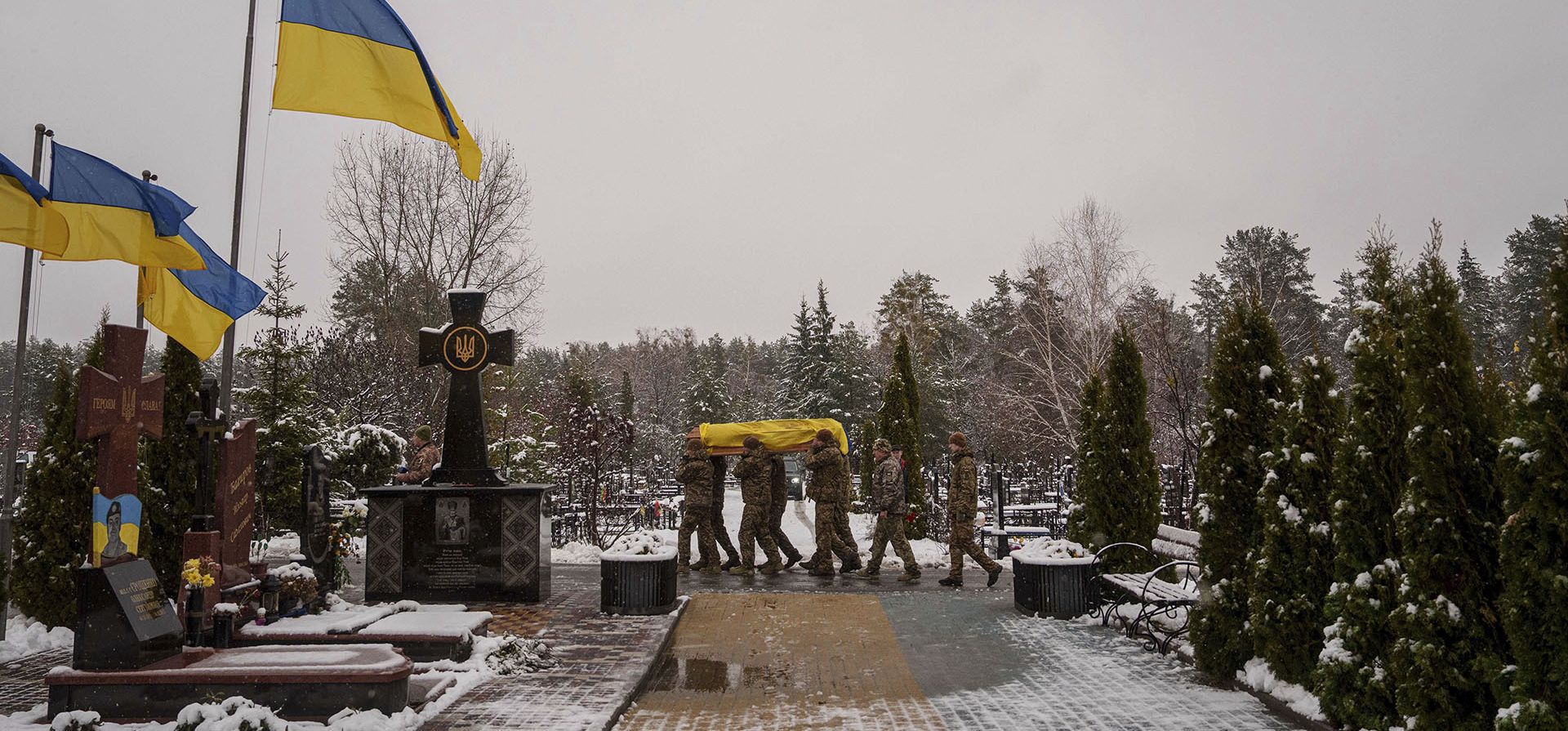 Guardias de honor llevan el ataúd del militar ucraniano caído de la 47.a brigada Serhii Solovyov, quien murió durante un combate con las fuerzas rusas en la región de Kursk el 12 de noviembre, durante la ceremonia fúnebre en Irpin, región de Kiev, Ucrania, el 21 de noviembre de 2024. (Foto AP/Evgeniy Maloletka) Guardias de honor llevan el ataúd del militar ucraniano caído de la 47.a brigada Serhii Solovyov, quien murió durante un combate con las fuerzas rusas en la región de Kursk el 12 de noviembre, durante la ceremonia fúnebre en Irpin, región de Kiev, Ucrania, el 21 de noviembre de 2024. (Foto AP/Evgeniy Maloletka)