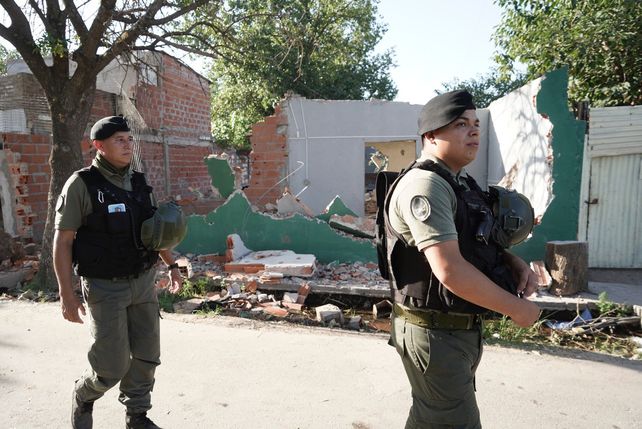 En el territorio. Desembarcaron tropas de Gendarmería en el asentamiento Los Pumitas en el noroeste.