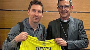 Messi recibió una camiseta firmada por el papa Francisco