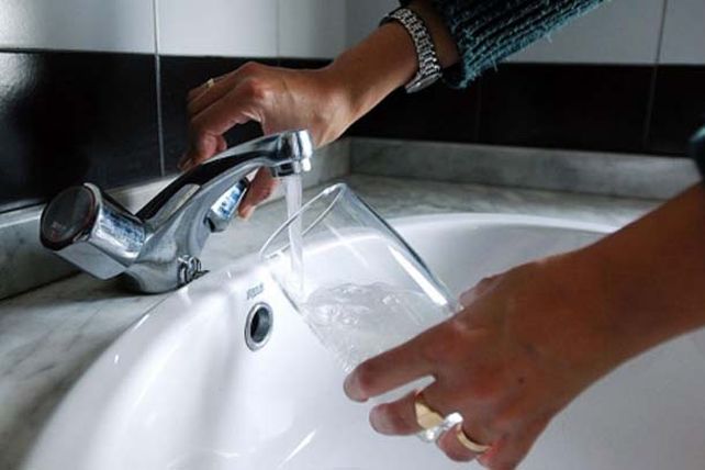Agua: el gobierno vuelve a  la carga con la suba de tarifa