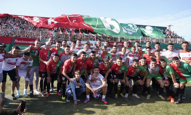 Inauguración. El Pocho Lavezzi convocó a exjugadores para jugar con la 1ª local y posaron para la foto en la producción de Ovación.
