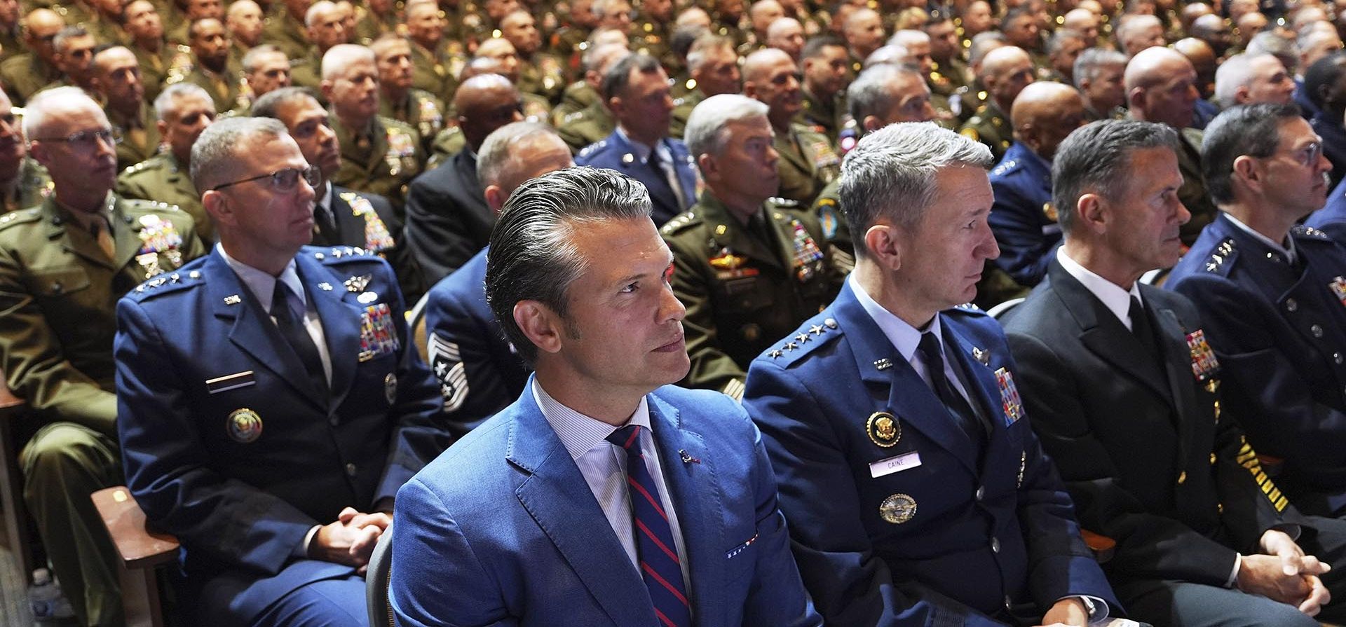 El secretario de Defensa, Pete Hegseth (centro), sentado junto al jefe del Estado Mayor Conjunto, general de la Fuerza Aérea Dan Caine (tercero desde la derecha), y altos mandos militares estadounidenses, mientras escuchan el discurso del presidente Donald Trump en la Base del Cuerpo de Marines de Quantico, el martes 30 de septiembre de 2025 en Quantico, Virginia. (Foto AP/Evan Vucci) El secretario de Defensa, Pete Hegseth (centro), sentado junto al jefe del Estado Mayor Conjunto, general de la Fuerza Aérea Dan Caine (tercero desde la derecha), y altos mandos militares estadounidenses, mientras escuchan el discurso del presidente Donald Trump en la Base del Cuerpo de Marines de Quantico, el martes 30 de septiembre de 2025 en Quantico, Virginia. (Foto AP/Evan Vucci)