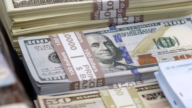 El dólar, a días de las elecciones, subió a 205 pesos