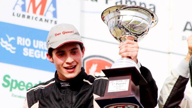 El uno. La felicidad del piloto de Ramírez tras subir a lo más alto del podio.