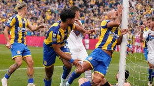 De no creer. Quintana se abraza al palo y Mallo sigue de largo. Los dos defensores canallas fueron los que más cerca estuvieron del gol, además del penal de Di María.