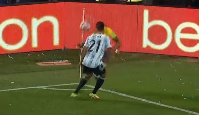 Sombrero. Vinicius tiró un lujo ante la marca de Nahuel Molina.&nbsp;