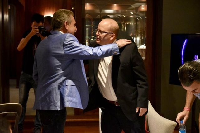 abrazos. Rossi y Contigiani se saludaron a minutos del duelo televisivo.