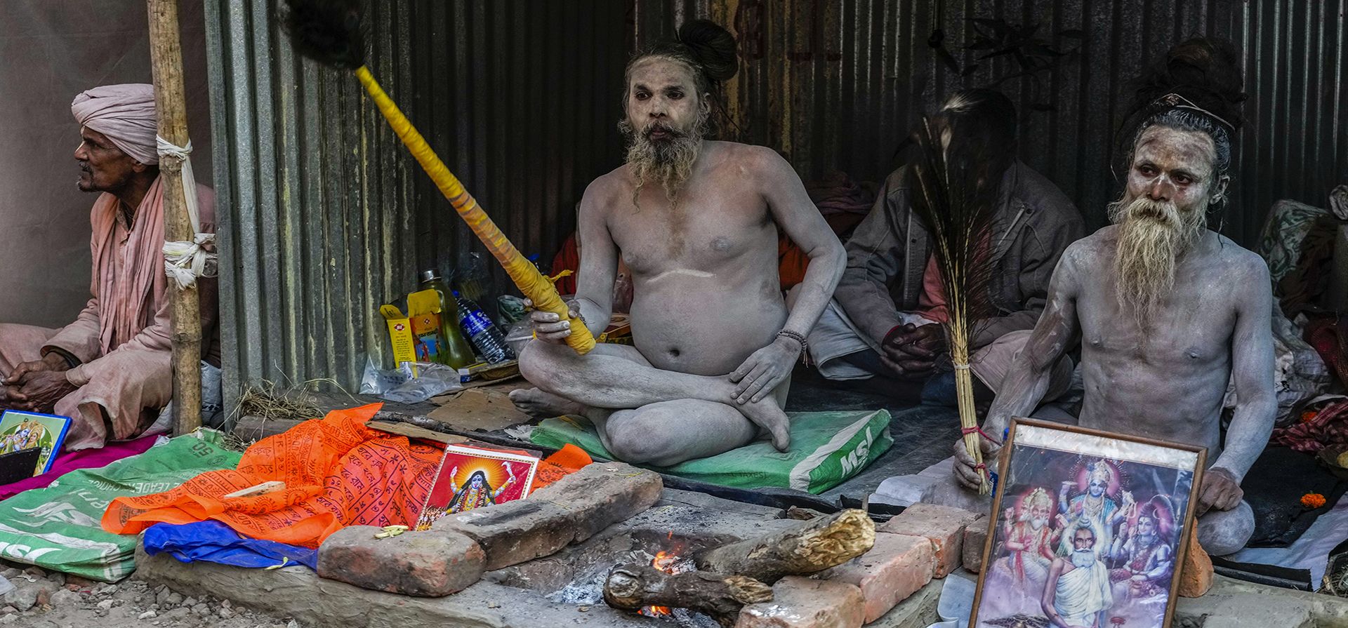 Hombres santos hindúes se sientan en un campamento de tránsito para peregrinos de Gangasagar en Calcuta, India, el martes 10 de enero de 2023. Miles de peregrinos hindúes tomarán el baño sagrado anual en Gangasagar, donde el río Ganges llega a la Bahía de Bengala, el el auspicioso día del festival Makar Sankranti que cae el 15 de enero. (AP Photo/Bikas Das)