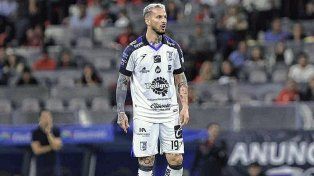 Darío Benedetto grabó una frase célebre en un vaso, recordando su salida de Boca.