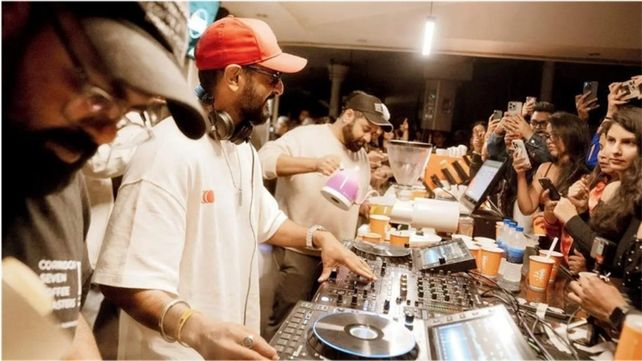 Las coffee raves son fiestas con Djs