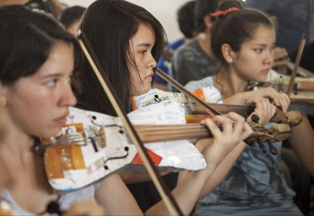 Los pibes paraguayos que tocan instrumentos hechos con basura y hoy están de gira con Metallica