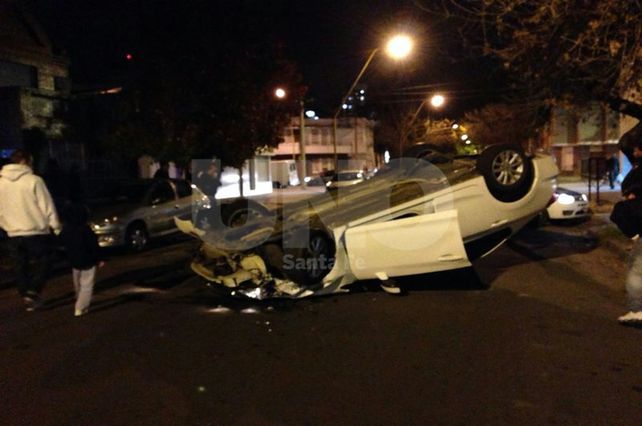 Vuelco de un auto en Castellanos y Sarmiento