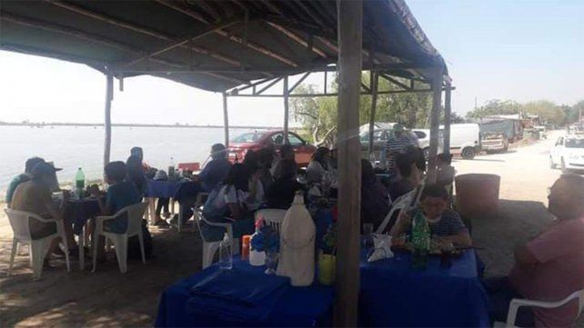 En calle El Pescador hay 15 quinchos. Vecinos de Puerto Sánchez apuestan a que el lugar se convierta en un paseo gastronómico obligado de turistas y paranaenses