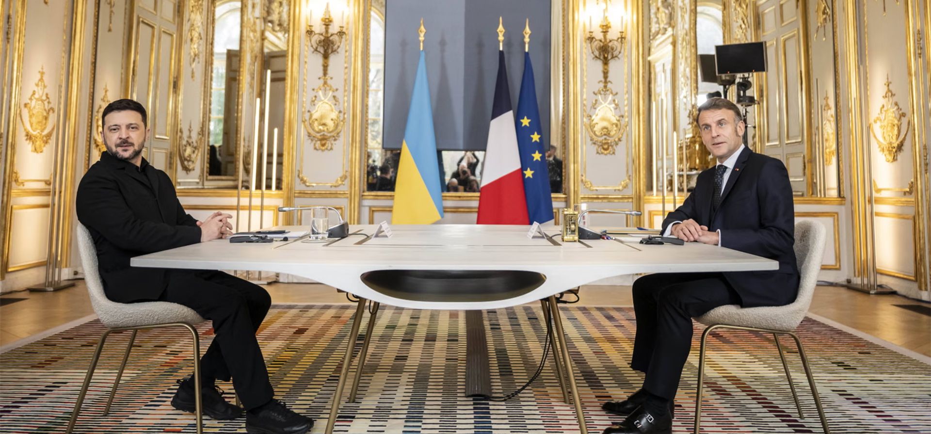 Los presidentes de Ucrania y Francia, Volodymyr Zelenskyy y Emmanuel Macron, se reúnen en el palacio del Elíseo, París, Francia. Fotografía: Eliot Blondet -Pool/SIPA/Shutterstock Los presidentes de Ucrania y Francia, Volodymyr Zelenskyy y Emmanuel Macron, se reúnen en el palacio del Elíseo, París, Francia. Fotografía: Eliot Blondet -Pool/SIPA/Shutterstock