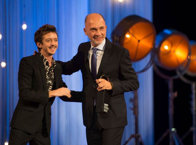 Gracias. Grandinetti recibe el premio de manos del actor Nahuel Pérez Biscayart.&nbsp; &nbsp; &nbsp; &nbsp; 