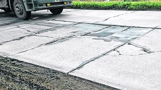 Las rutas en malas condiciones generan problemas y riesgos a la hora de conducir.