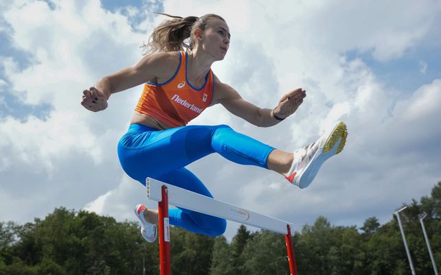 Nadine Visser salta una valla durante un día de entrenamiento del equipo olímpico atlético de Holanda en las instalaciones de entrenamiento de Papendal cerca de Arnhem