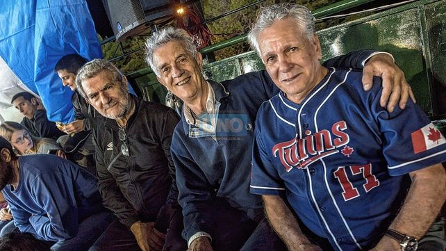 En las tribunas se los ve a Mario Sufotinsky